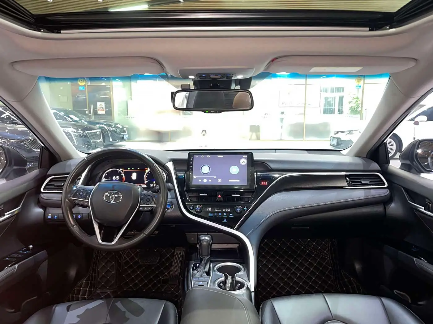 Toyota Camry 2022 — Photo 8/16