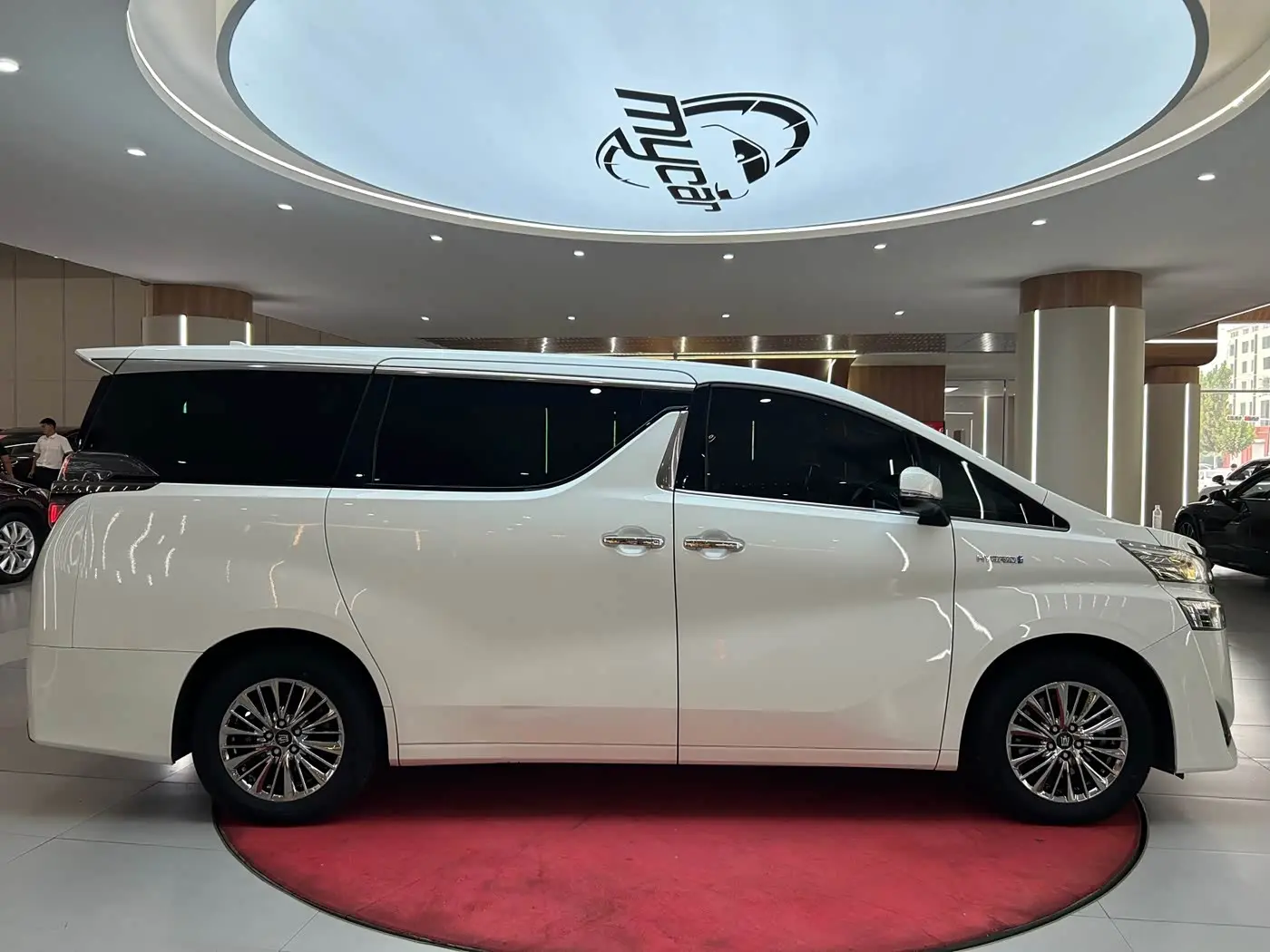 Toyota Vellfire 2023 — Photo 4/20