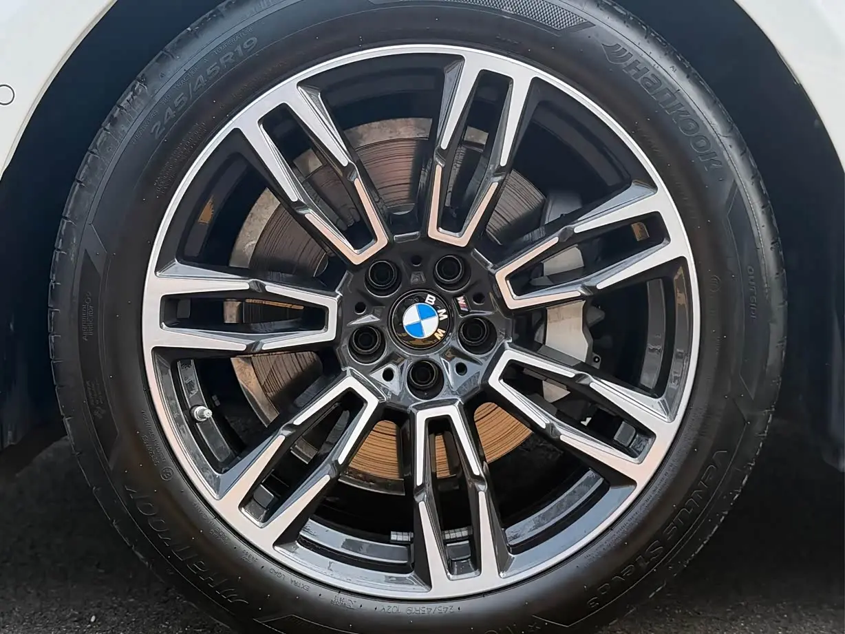 BMW 5 Series 2025 — Photo 14/17
