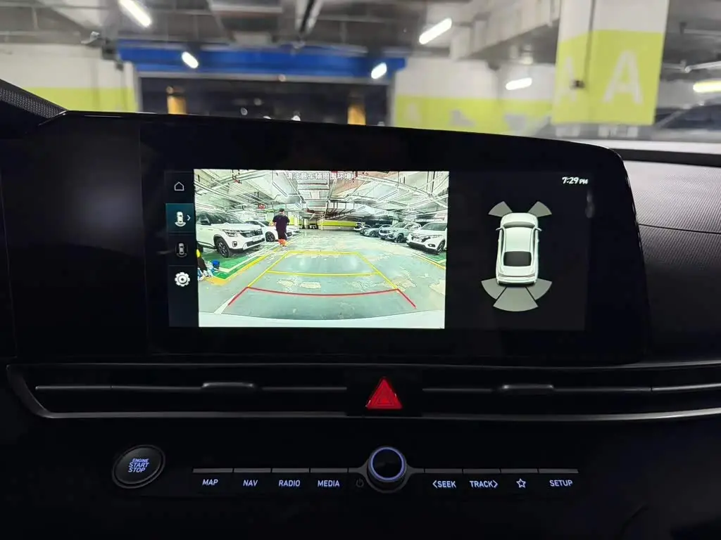 Hyundai Elantra 2023 — Photo 14/15