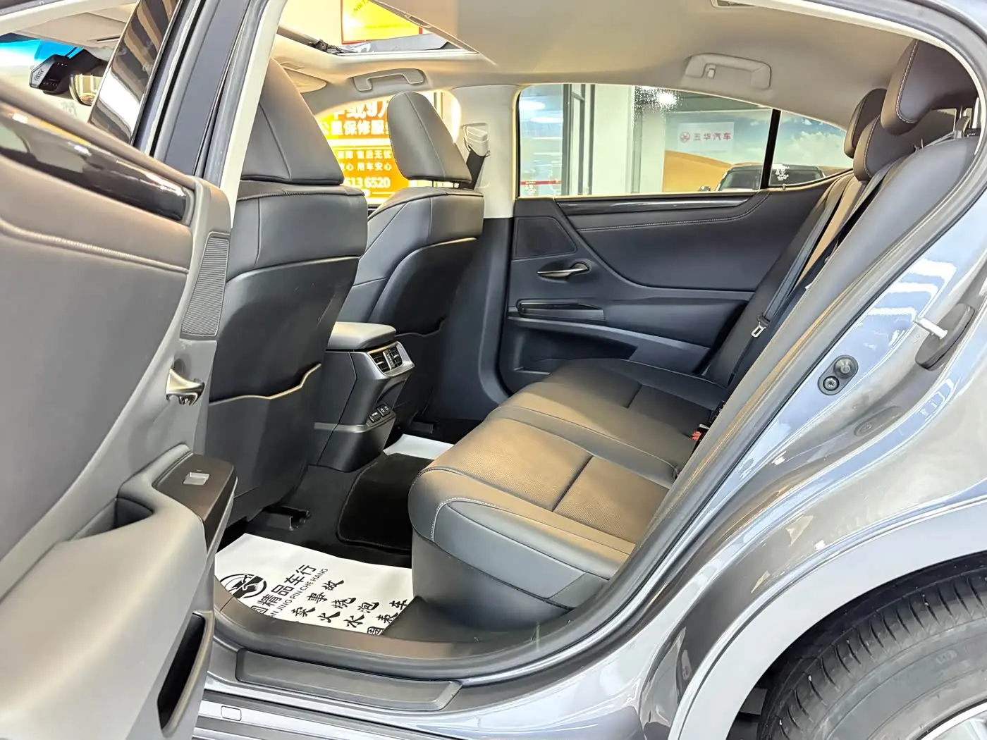Lexus ES 2020 — Photo 11/19