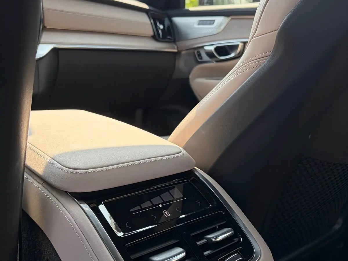 Volvo XC90 Plug-in Hybrid 2025 — Photo 11/13