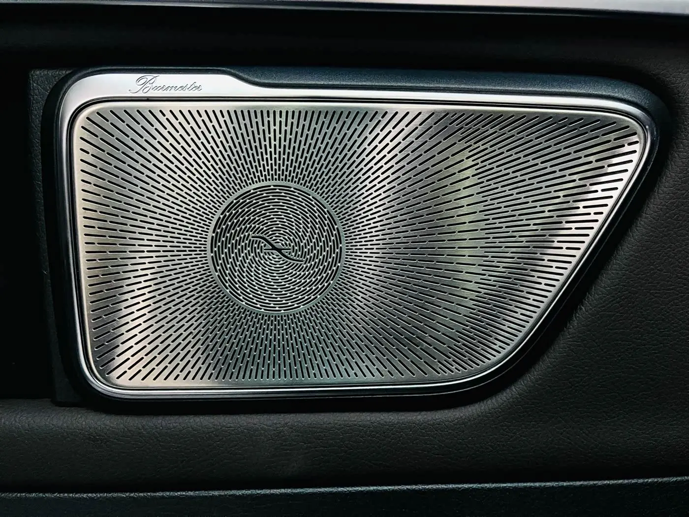 Mercedes-Benz V-Class 2023 — Photo 17/20