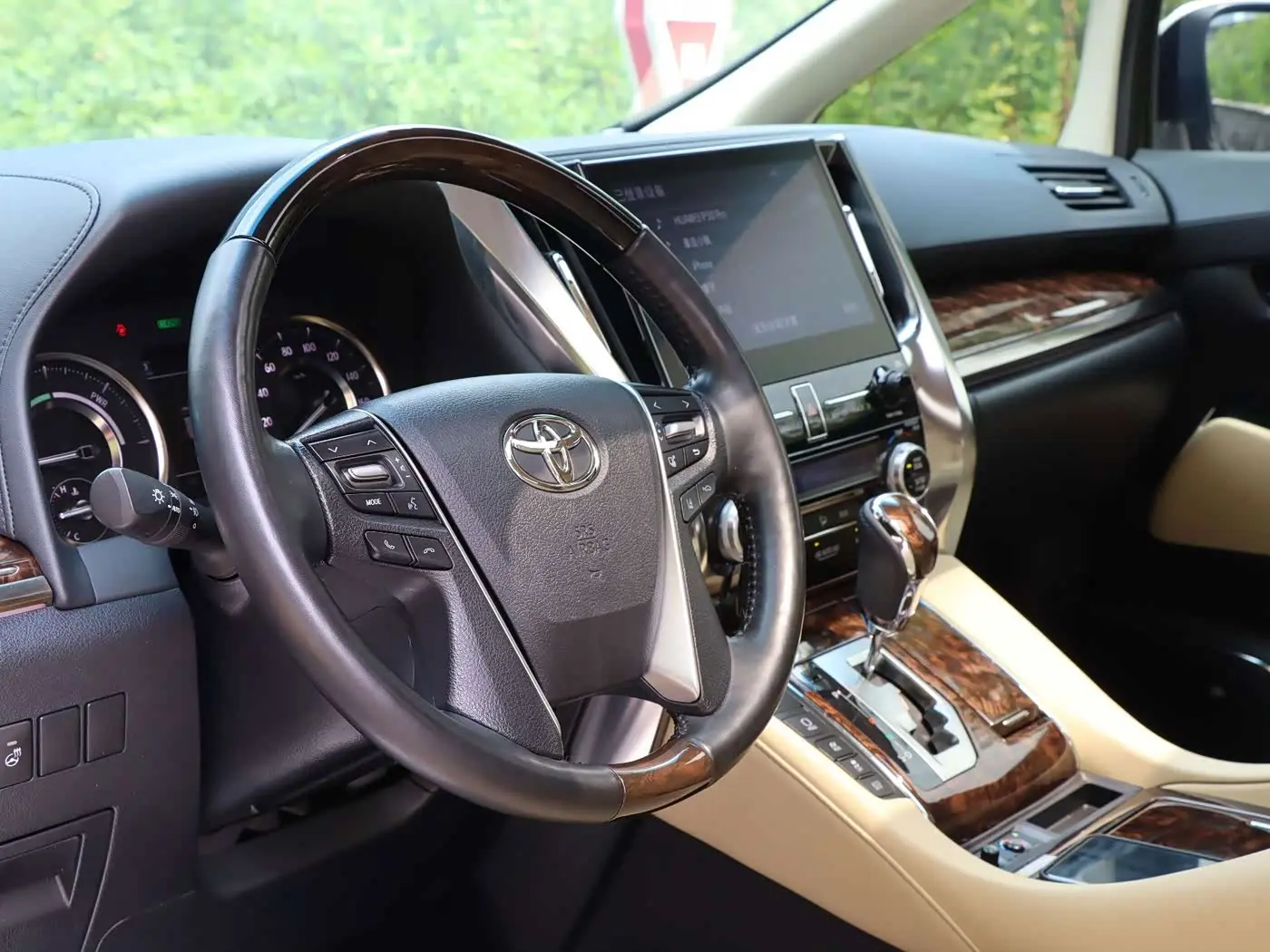 Toyota Alphard 2022 — Photo 14/17