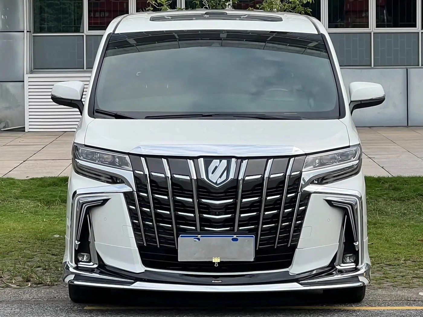 Toyota Alphard 2019 — Photo 1/20
