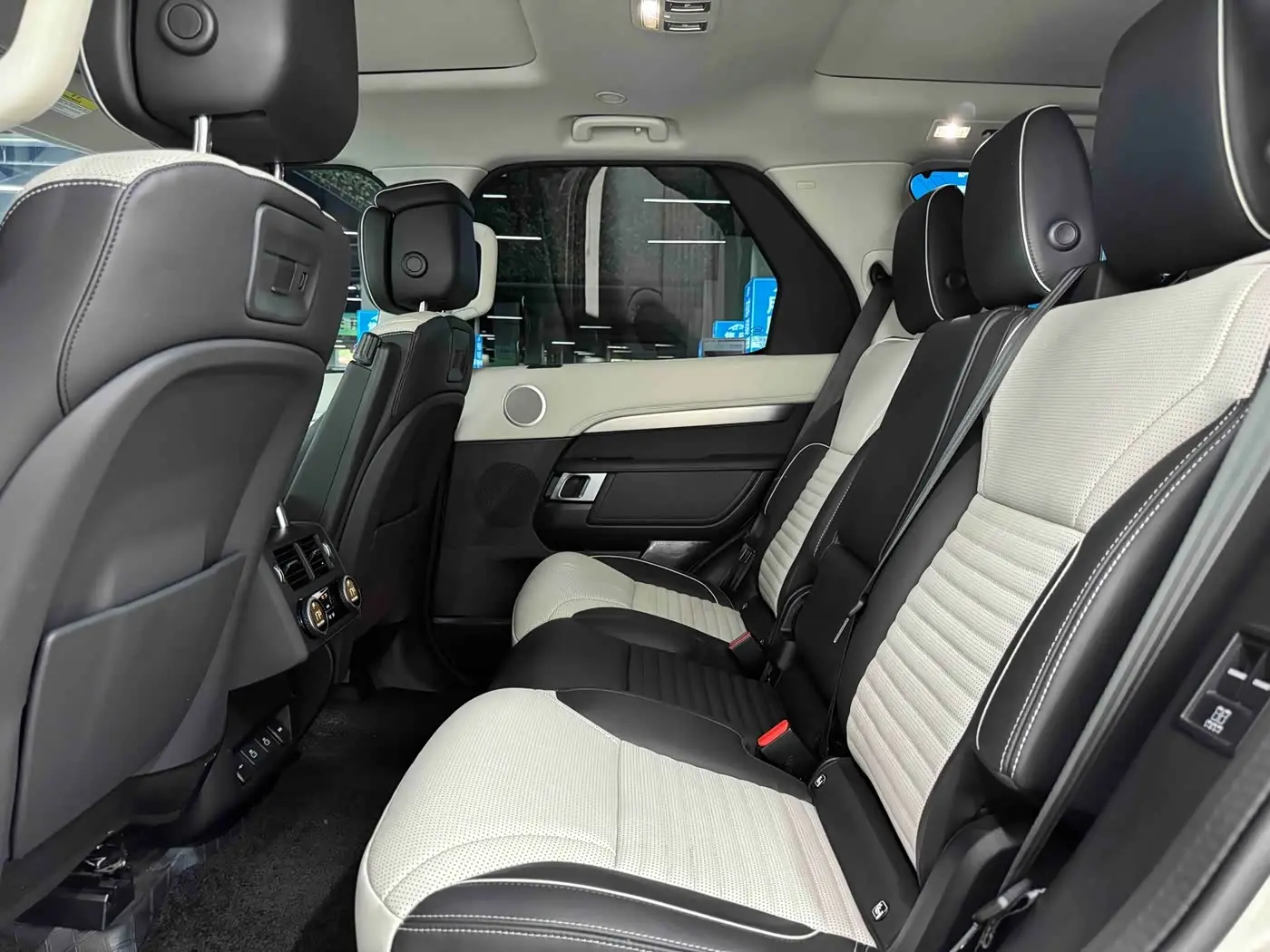 Land Rover Discovery 2021 — Фото 11/18