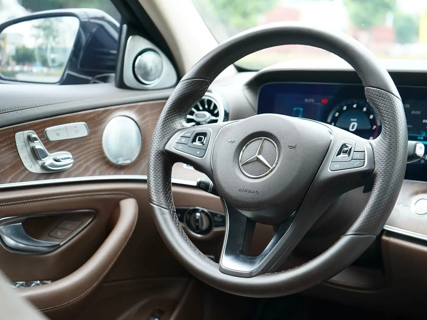 Mercedes-Benz E-Class 2017 — Photo 6/17