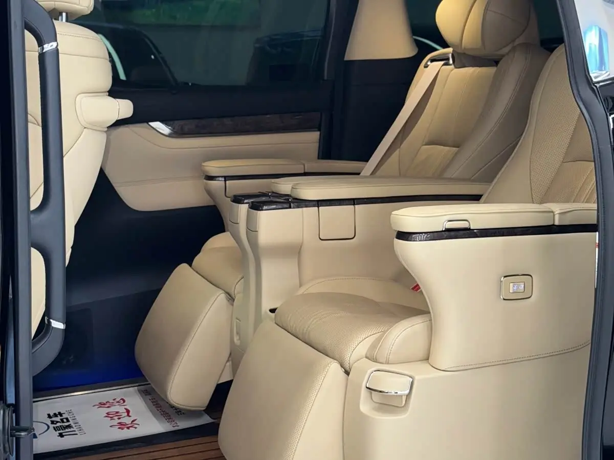 Toyota Vellfire 2021 — Photo 5/12