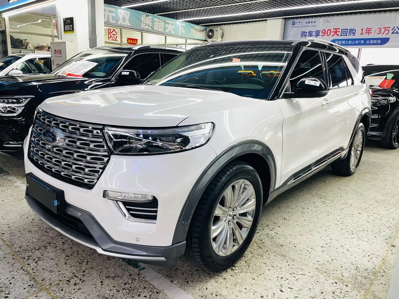 Ford Explorer 2021 — Photo 2/20