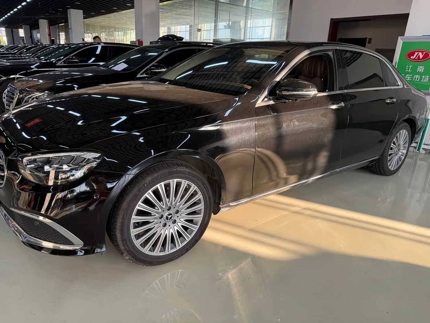 Mercedes-Benz E-Class 2022 — Photo 2/9