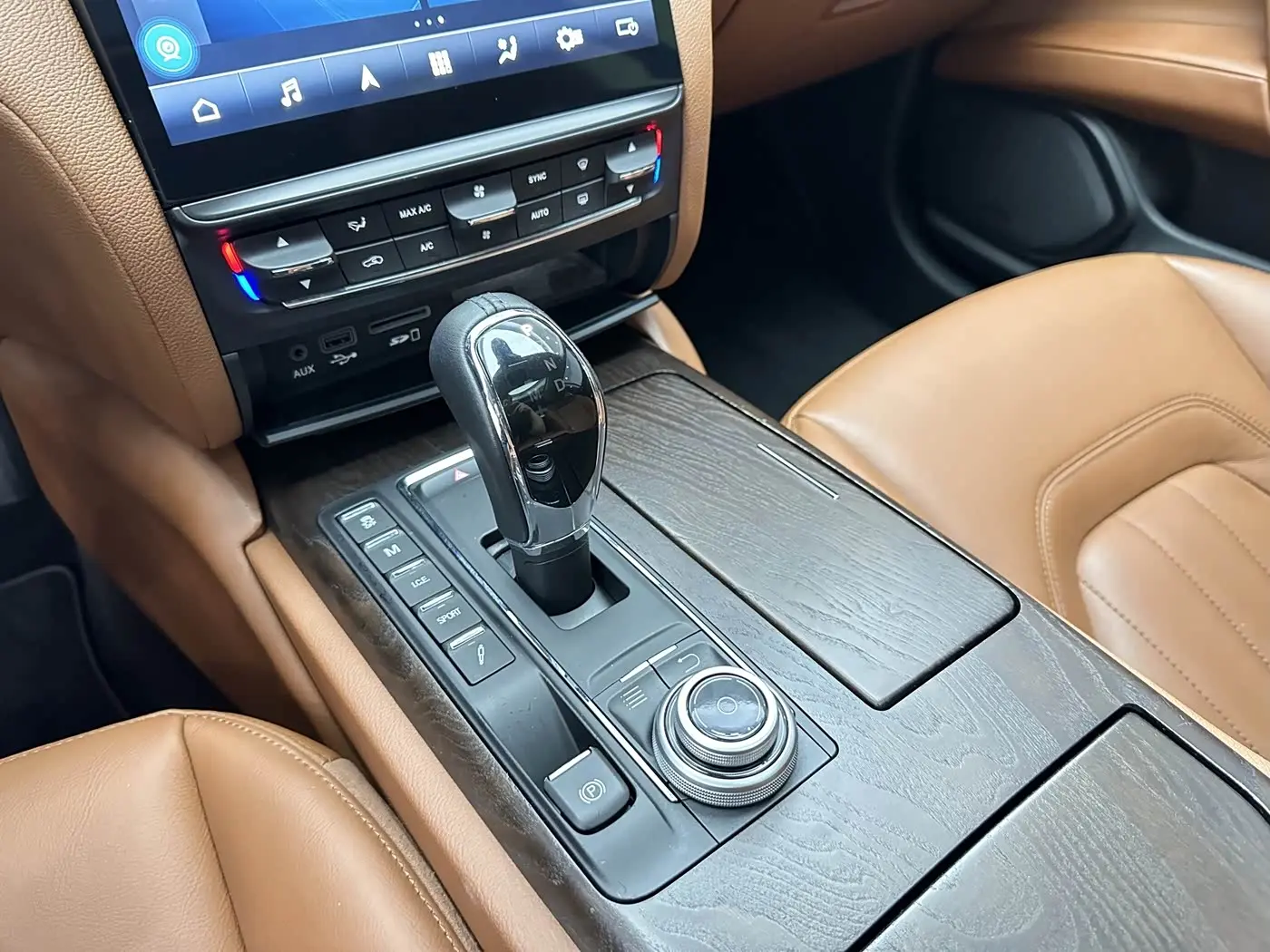 Maserati Quattroporte 2017 — Фото 8/20