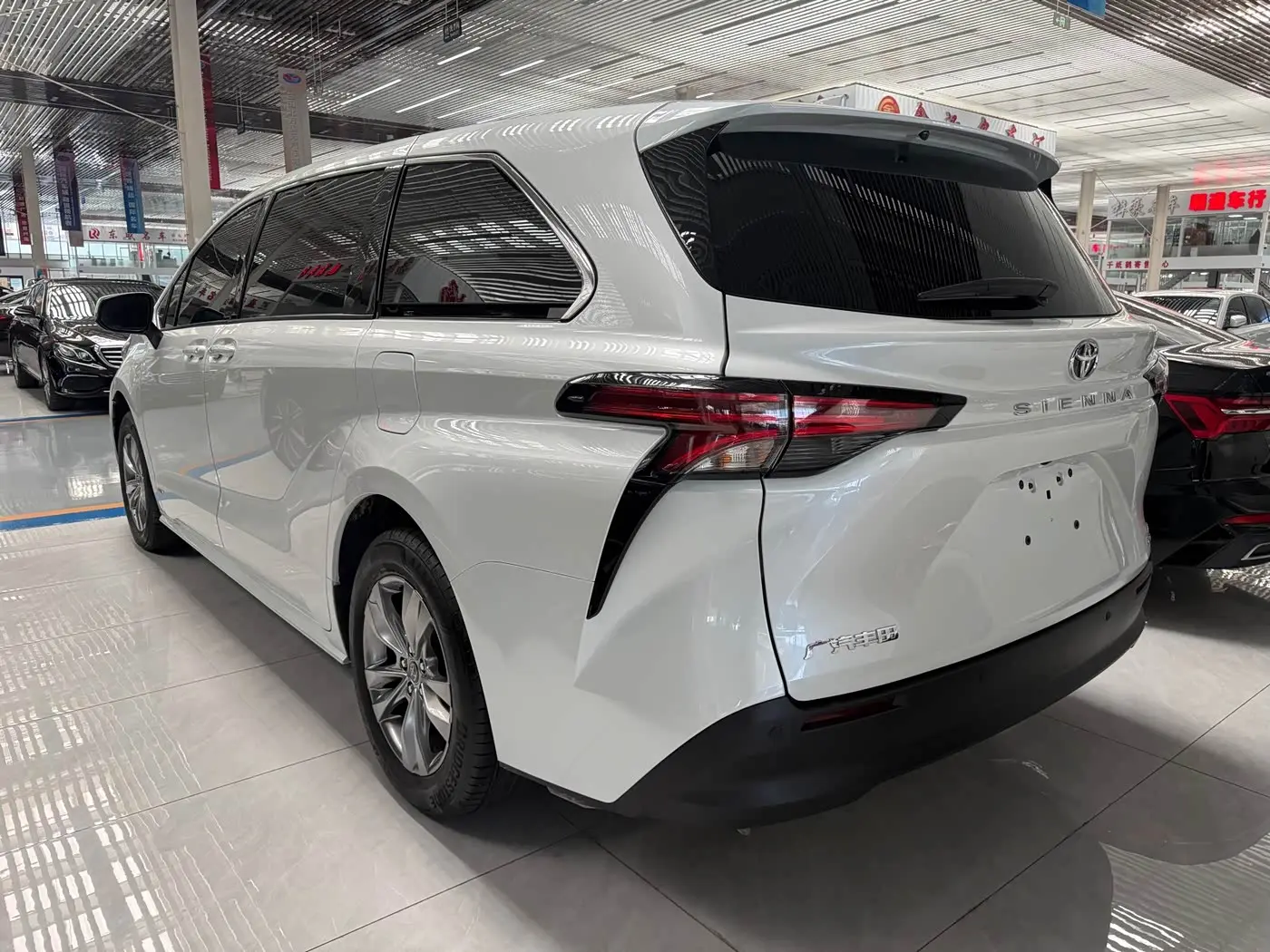 Toyota Sienna 2025 — Фото 8/9