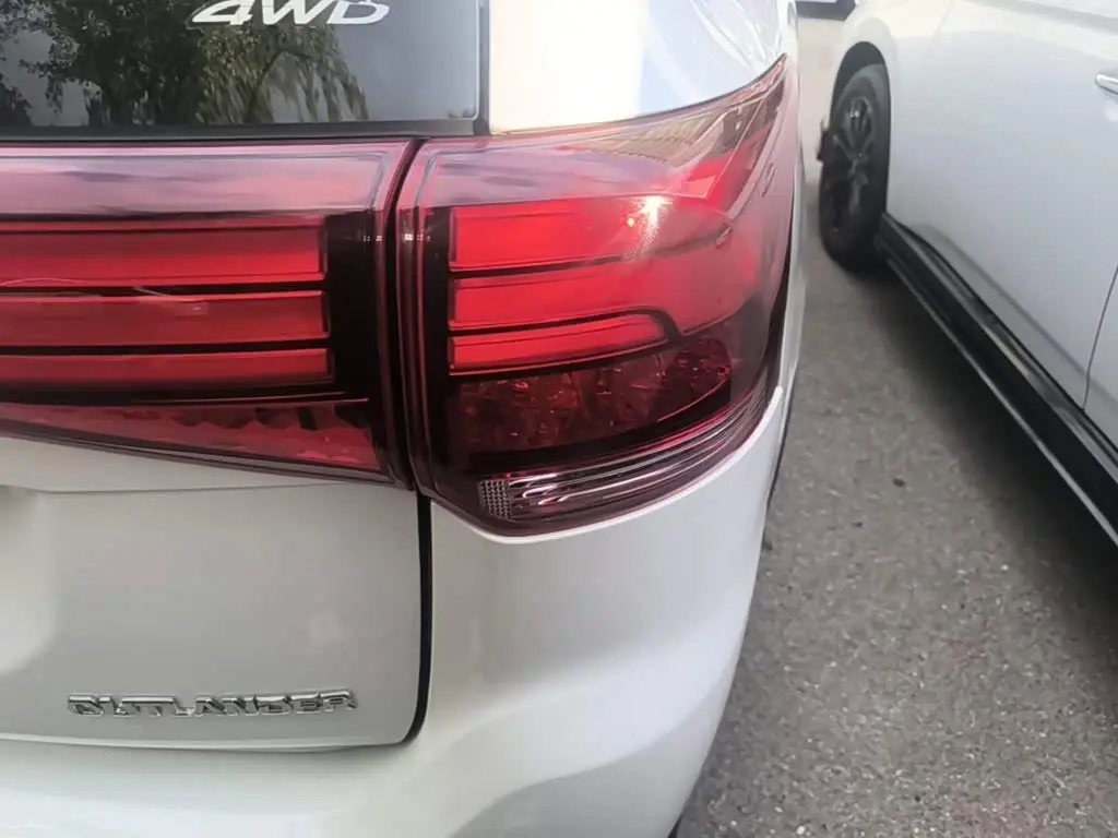 Mitsubishi Outlander 2019 — Photo 8/20