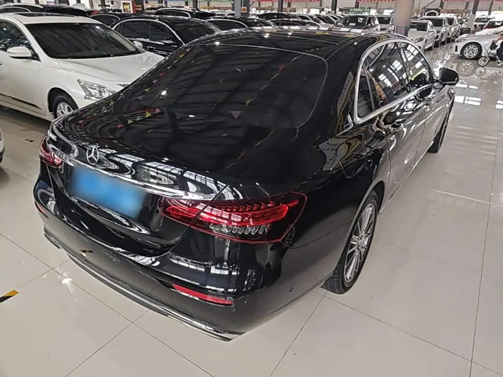 Mercedes-Benz E-Class 2022 — Photo 7/20