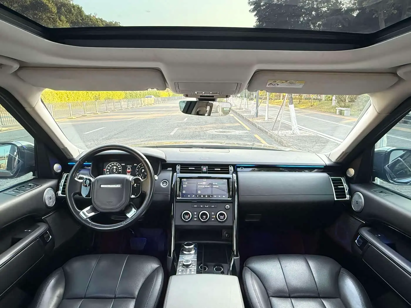 Land Rover Discovery 2018 — Photo 13/16