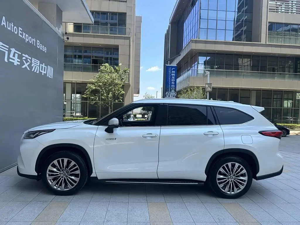 Toyota Highlander 2022 — Photo 3/14
