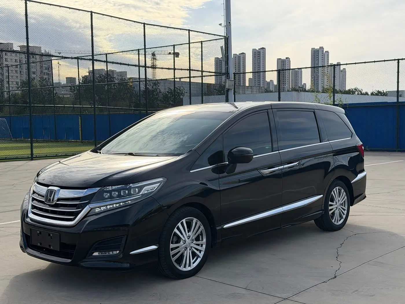 Honda Elysion 2017 — Photo 1/19