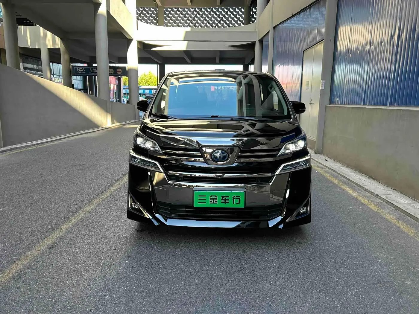 Toyota Vellfire 2021 — Photo 1/10