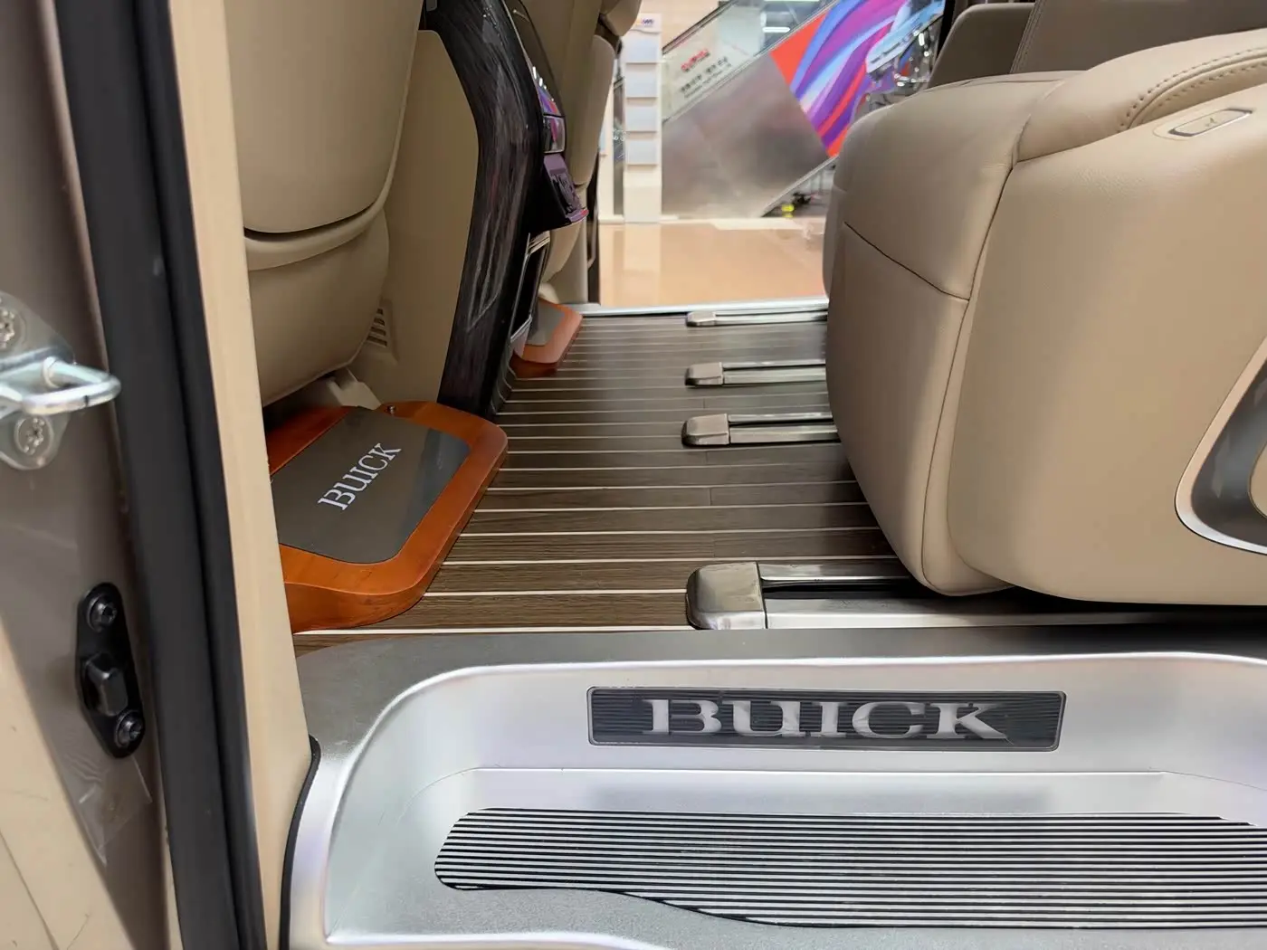 Buick GL8 2023 — Photo 9/16