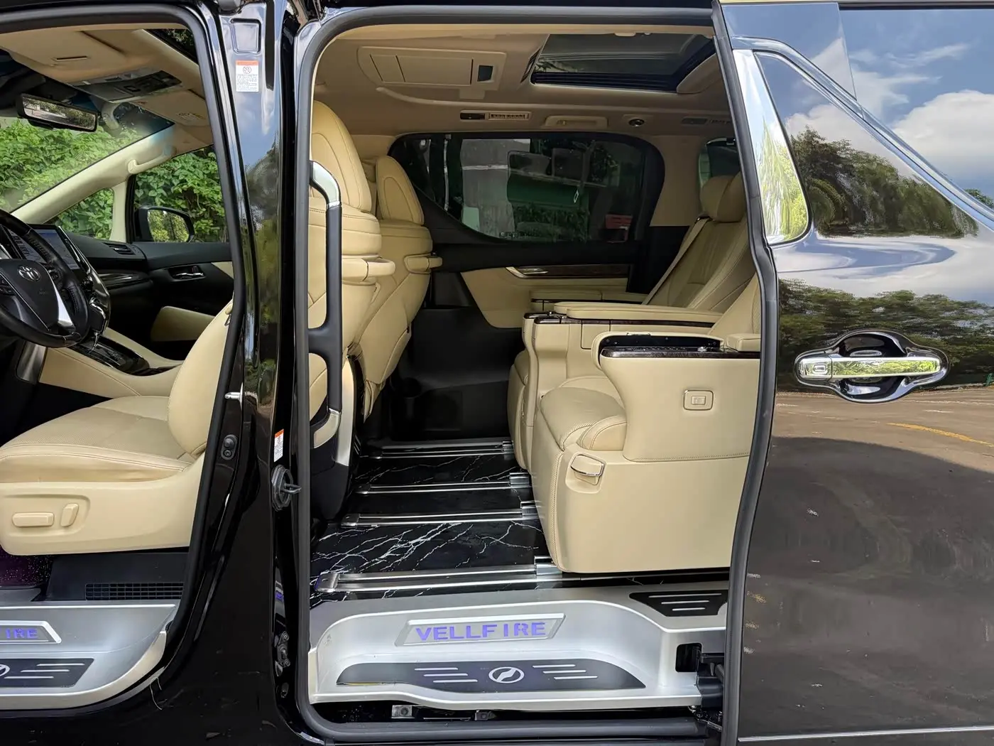 Toyota Vellfire 2022 — Photo 7/11