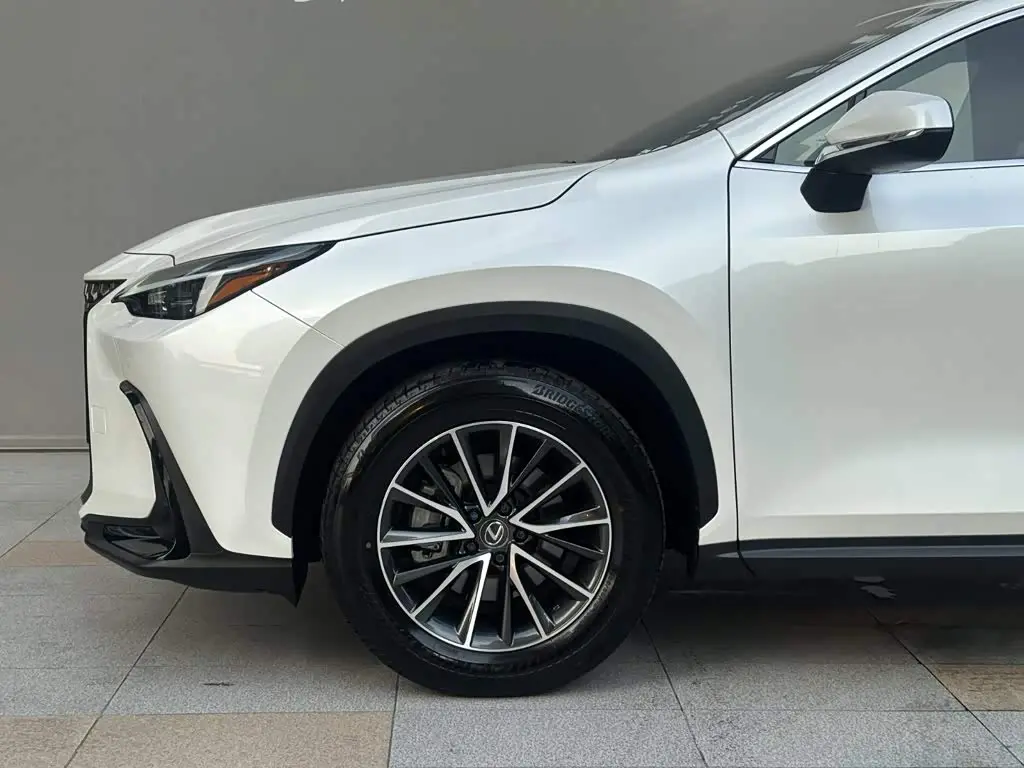 Lexus NX 2025 — Photo 5/13