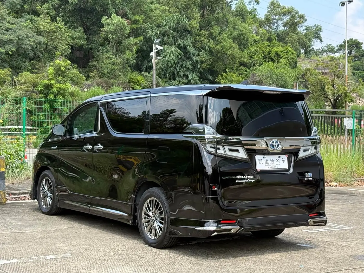 Toyota Vellfire 2022 — Photo 8/11
