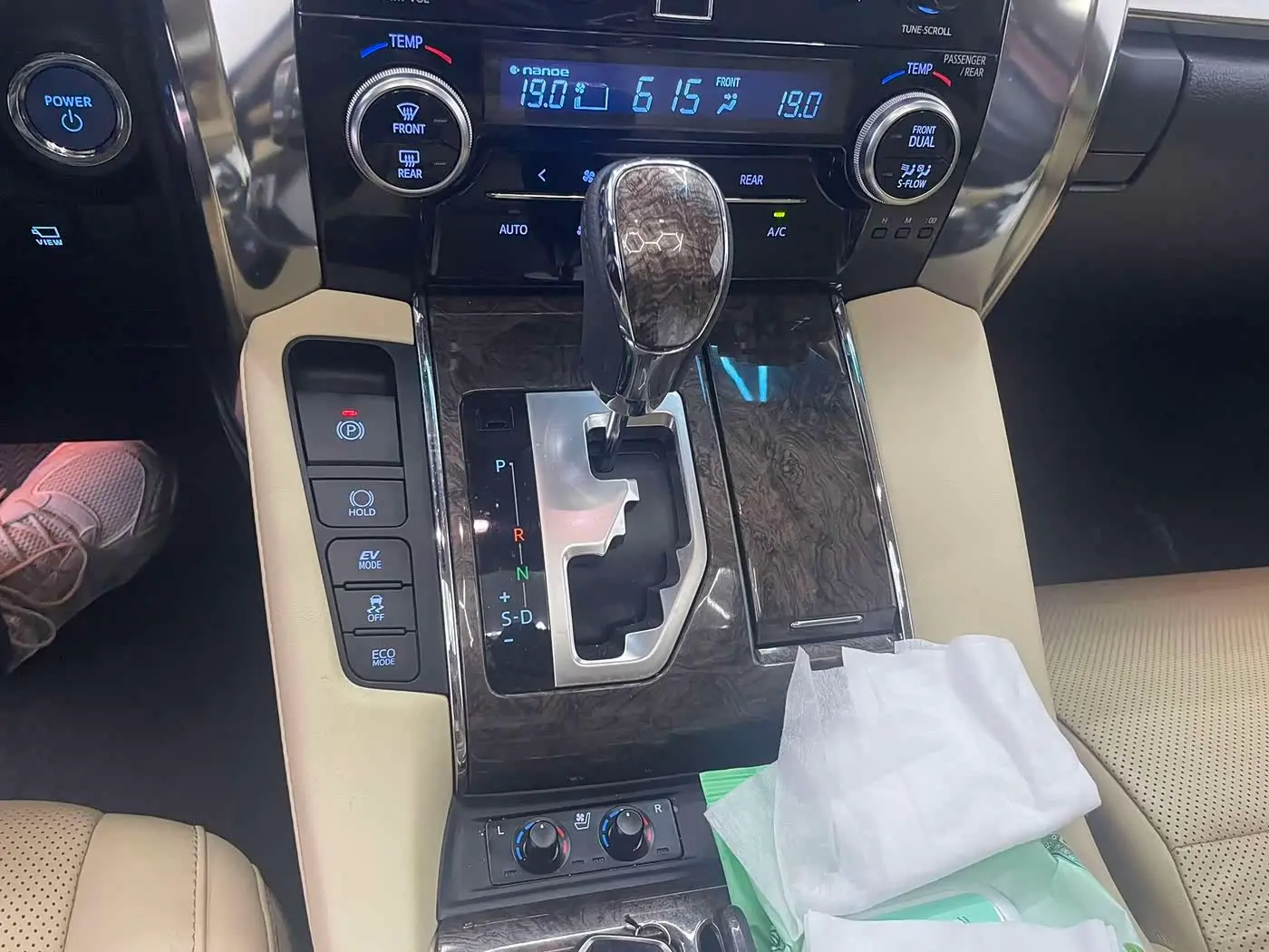 Toyota Vellfire 2021 — Photo 8/10