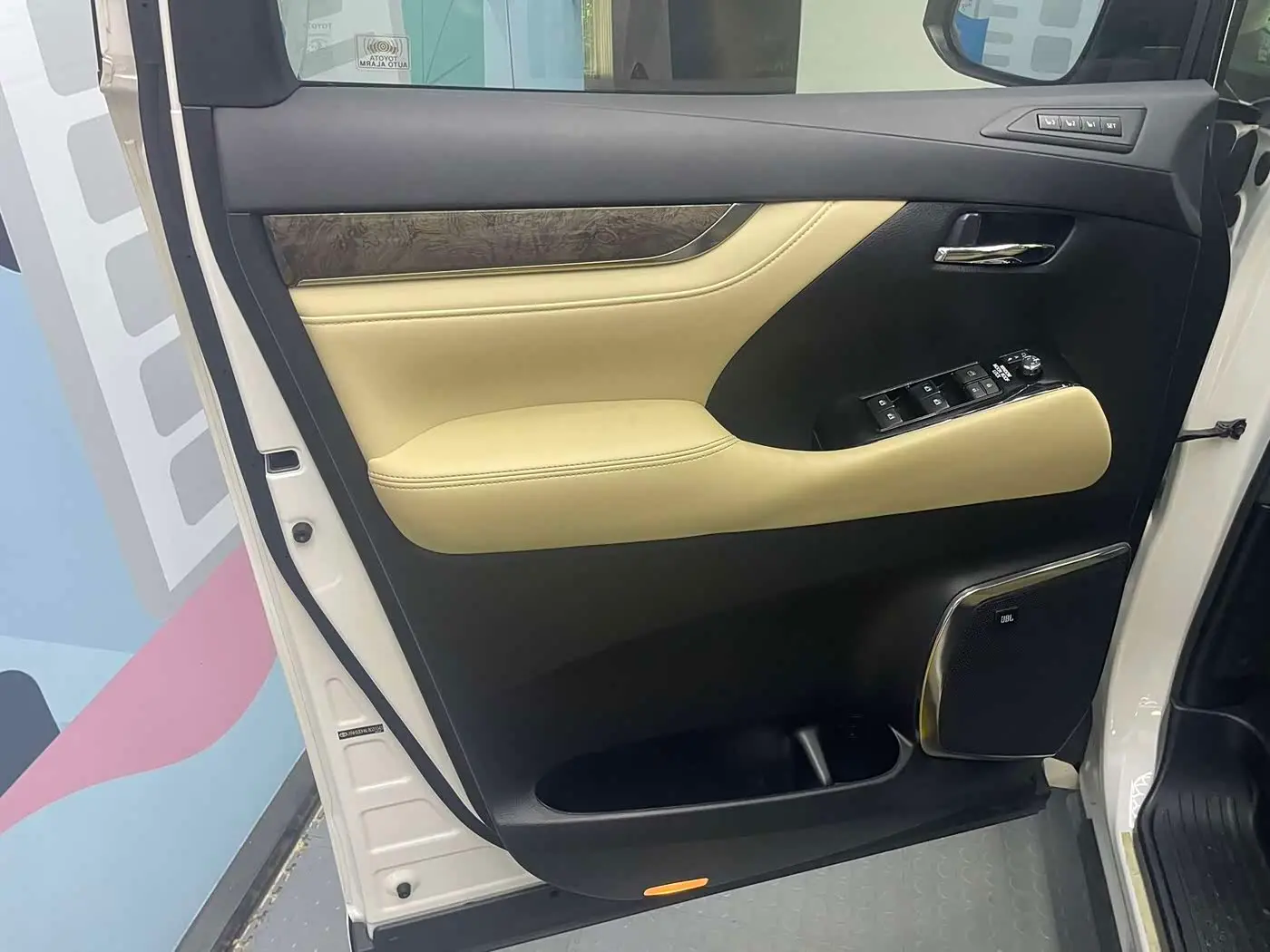 Toyota Vellfire 2021 — Photo 7/10