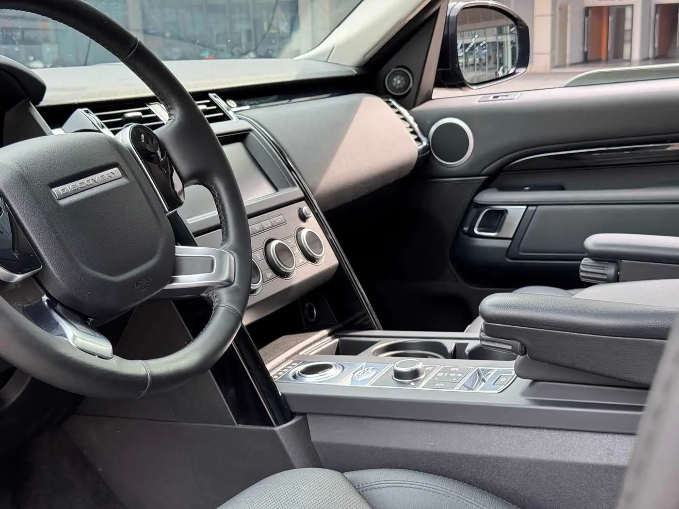 Land Rover Discovery 2019 — Фото 8/13