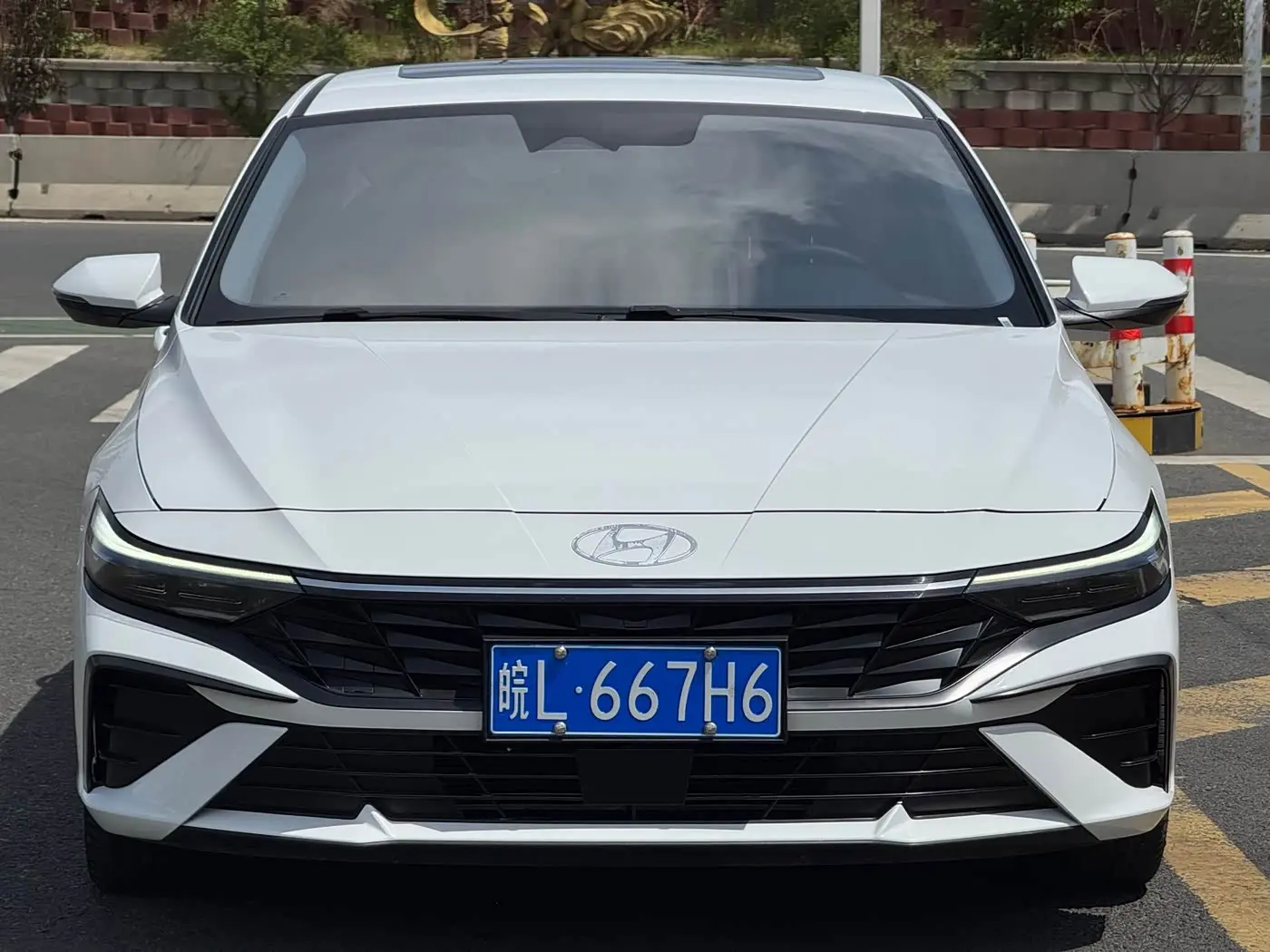 Hyundai Elantra 2023 — ფოტო 2/15