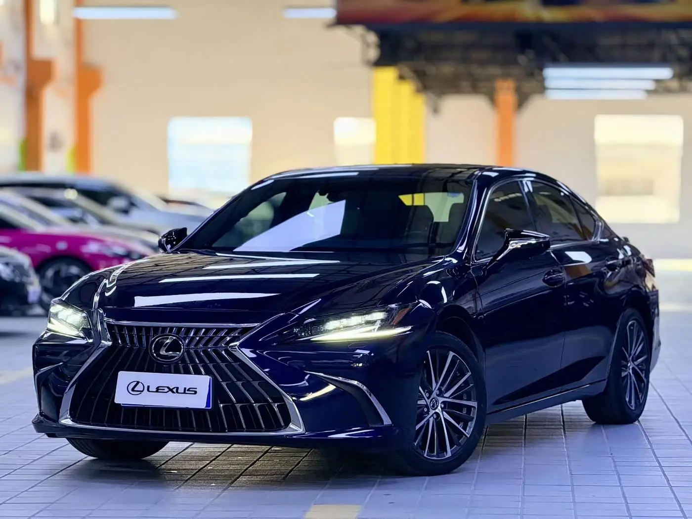 Lexus ES 2023 — Photo 1/9