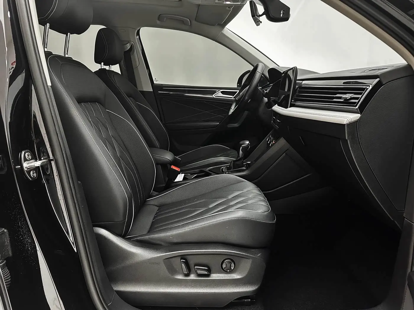 Volkswagen Tiguan L 2022 — Photo 20/20