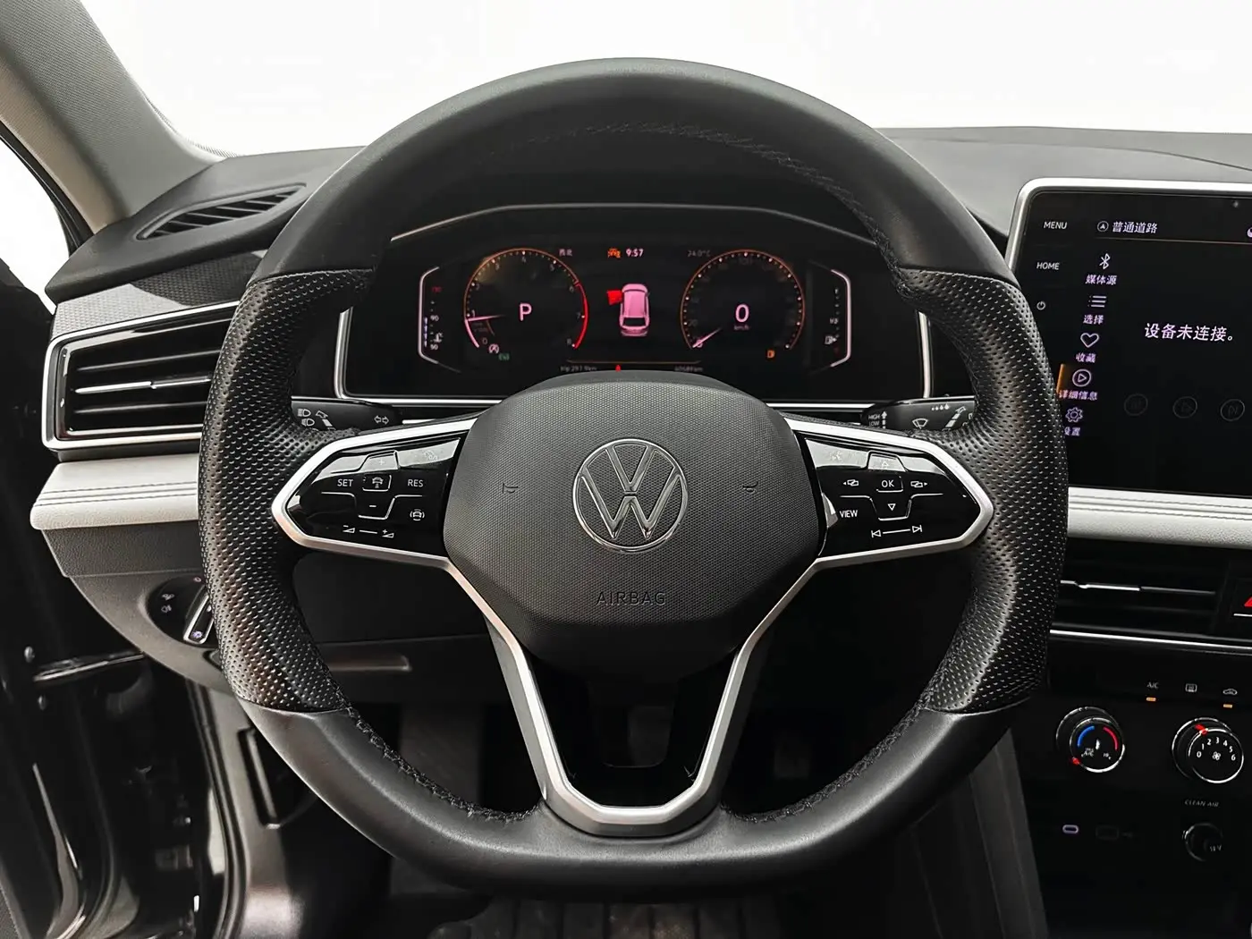 Volkswagen Tiguan L 2022 — Photo 11/20