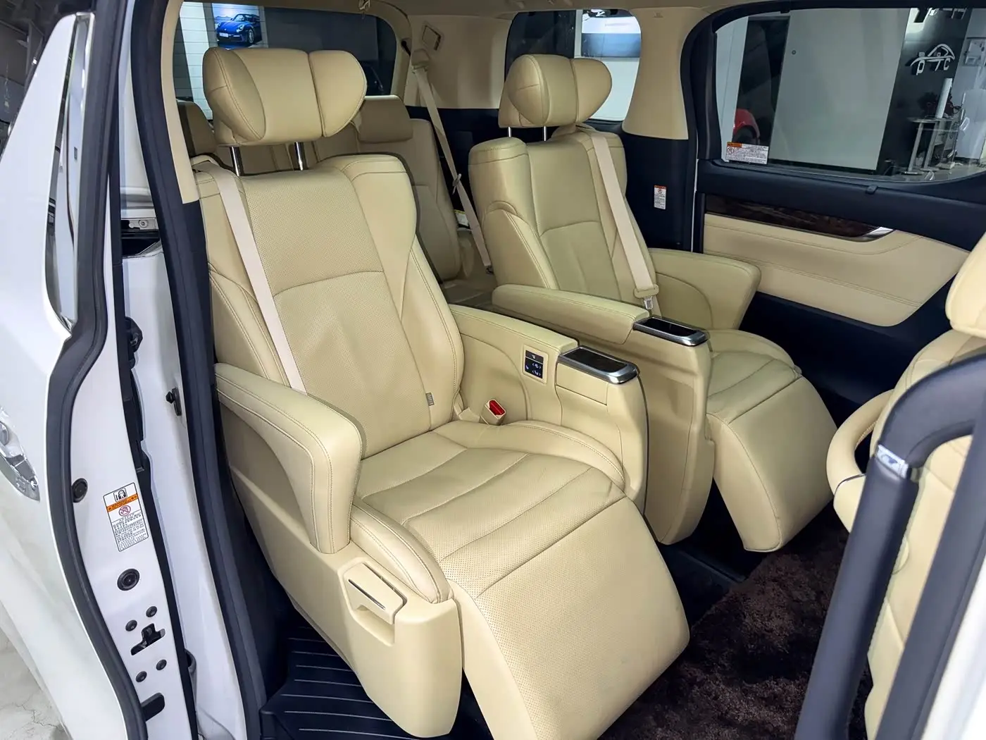 Toyota Alphard 2020 — Photo 20/20