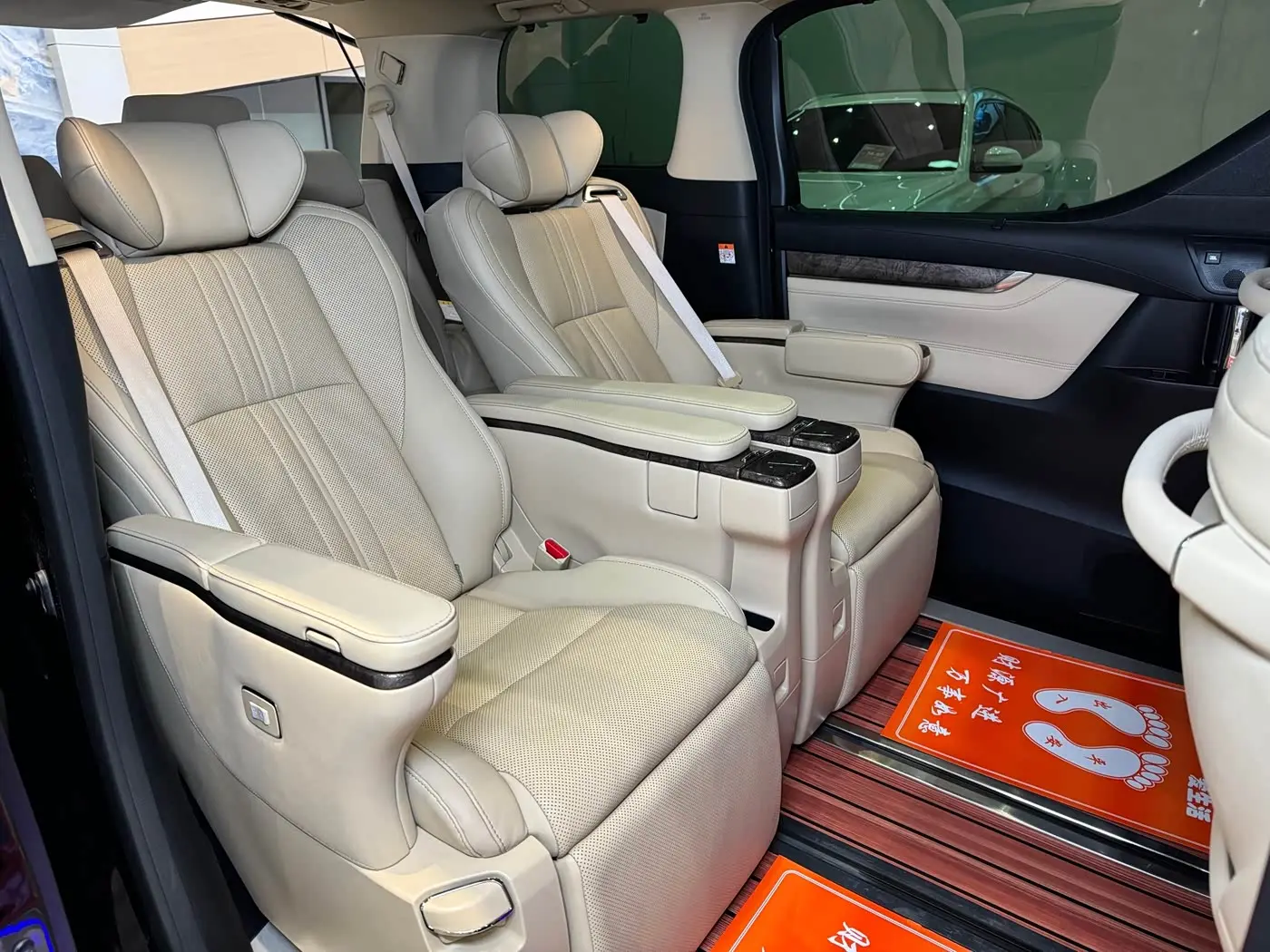 Toyota Alphard 2023 — Photo 13/16