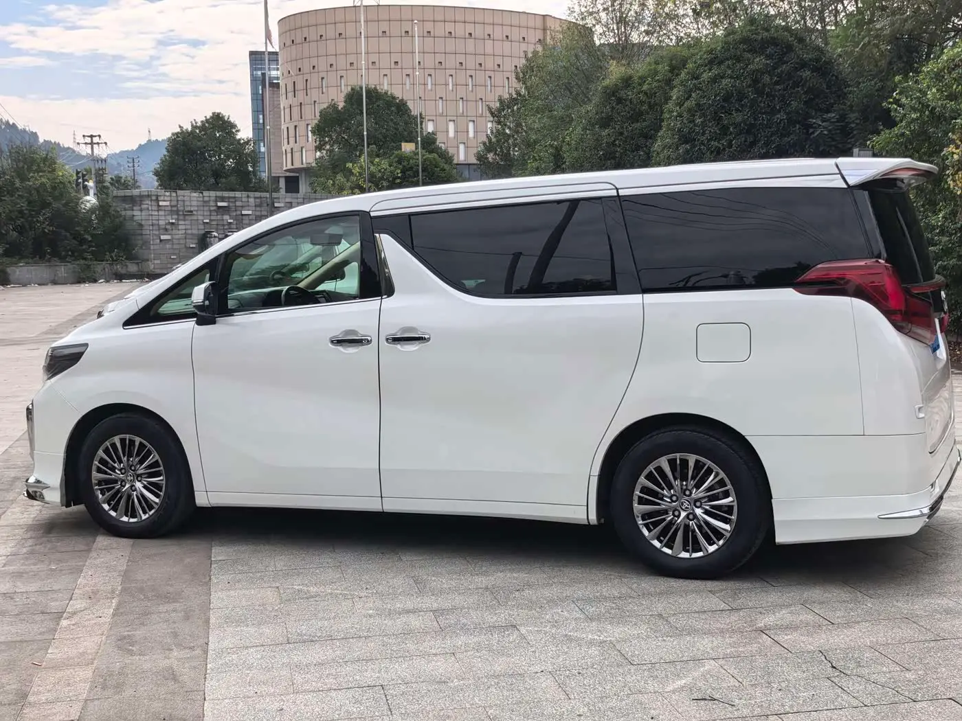 Toyota Alphard 2020 — Photo 3/13