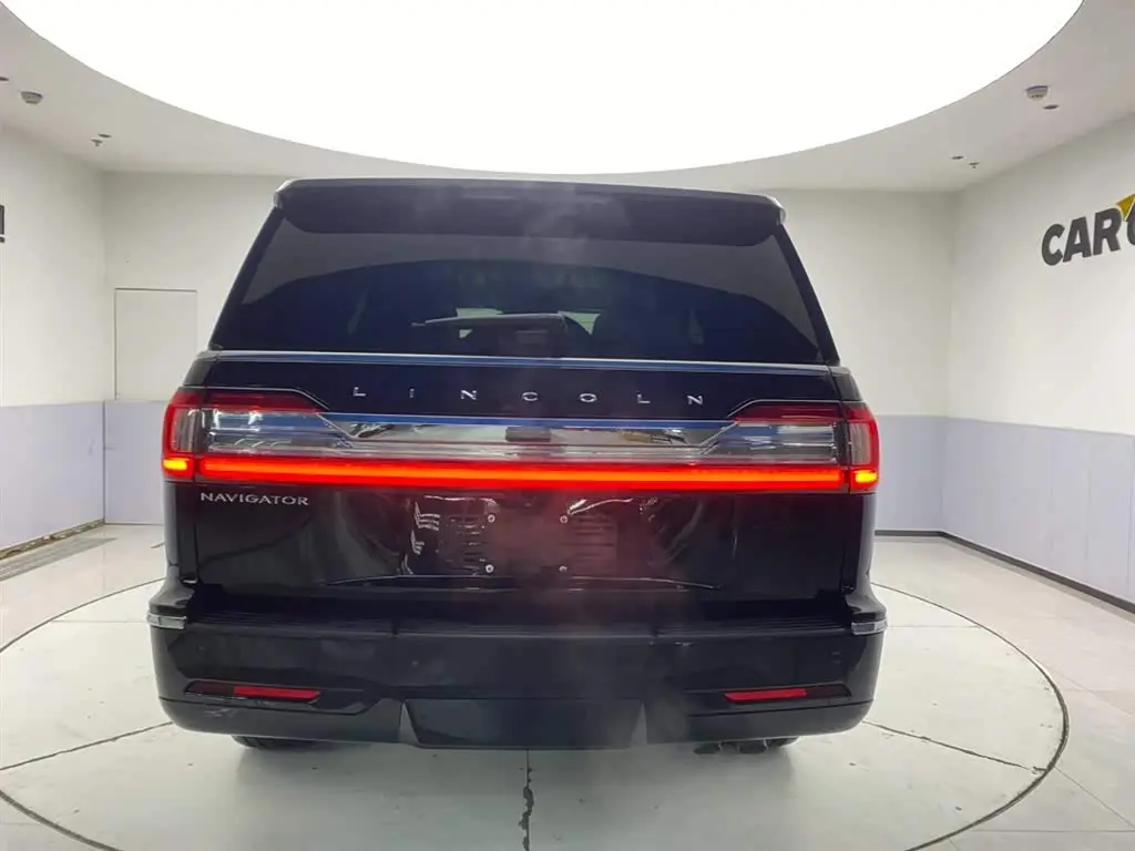 Lincoln Navigator 2021 — ფოტო 6/20