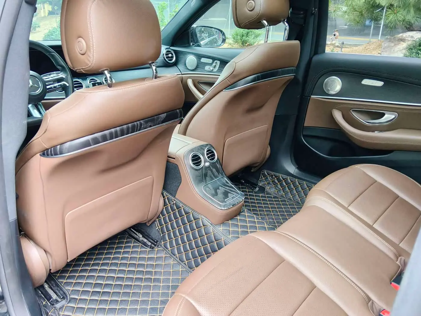 Mercedes-Benz E-Class 2021 — Photo 8/19