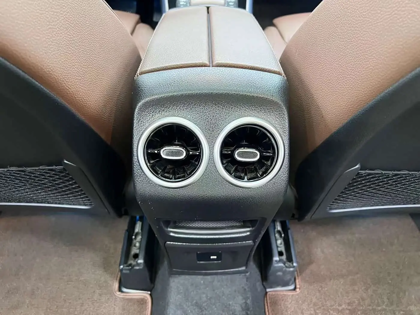 Mercedes-Benz GLB 2023 — Фото 17/20