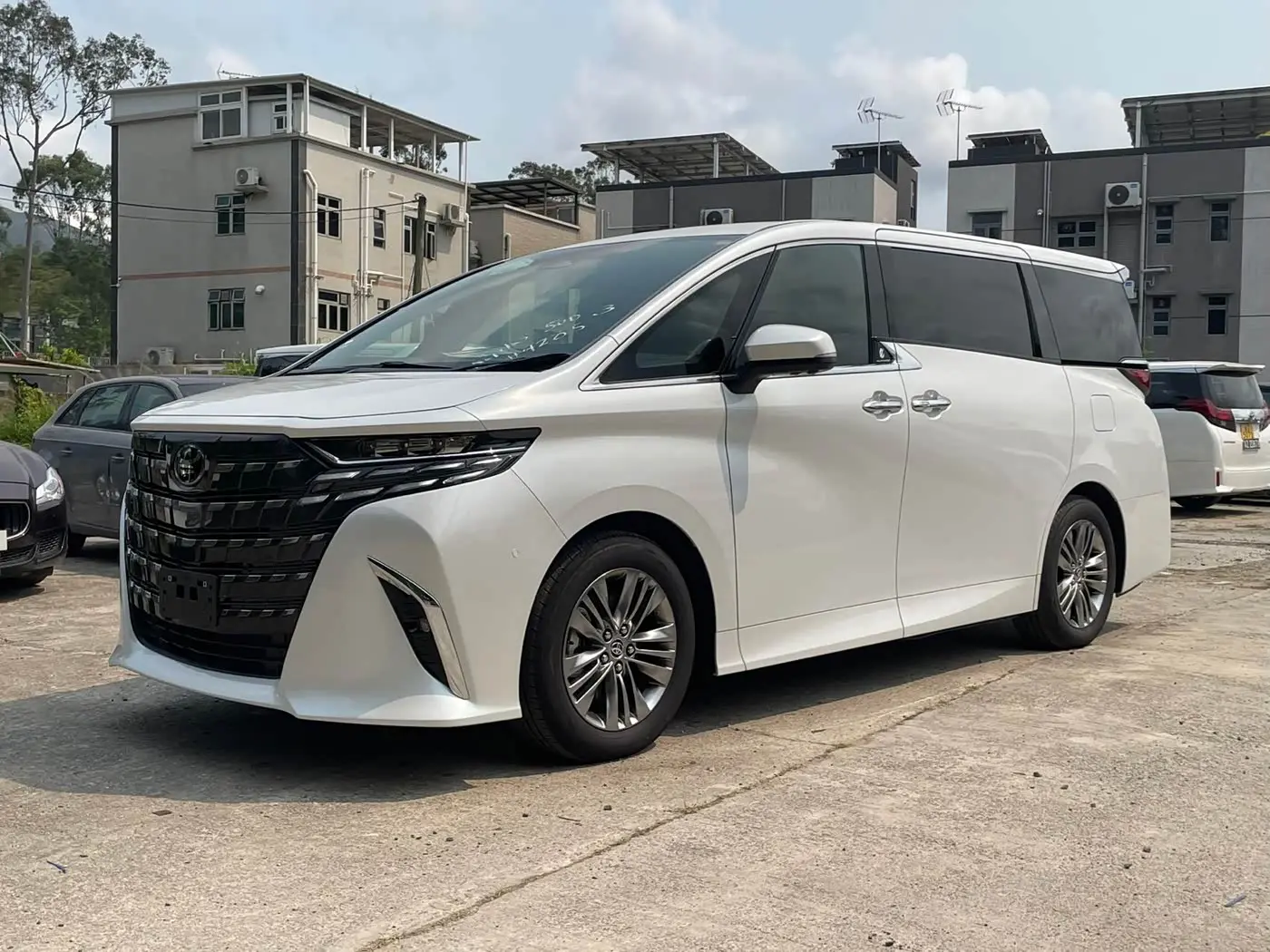 Toyota Alphard 2025 — Фото 1/14