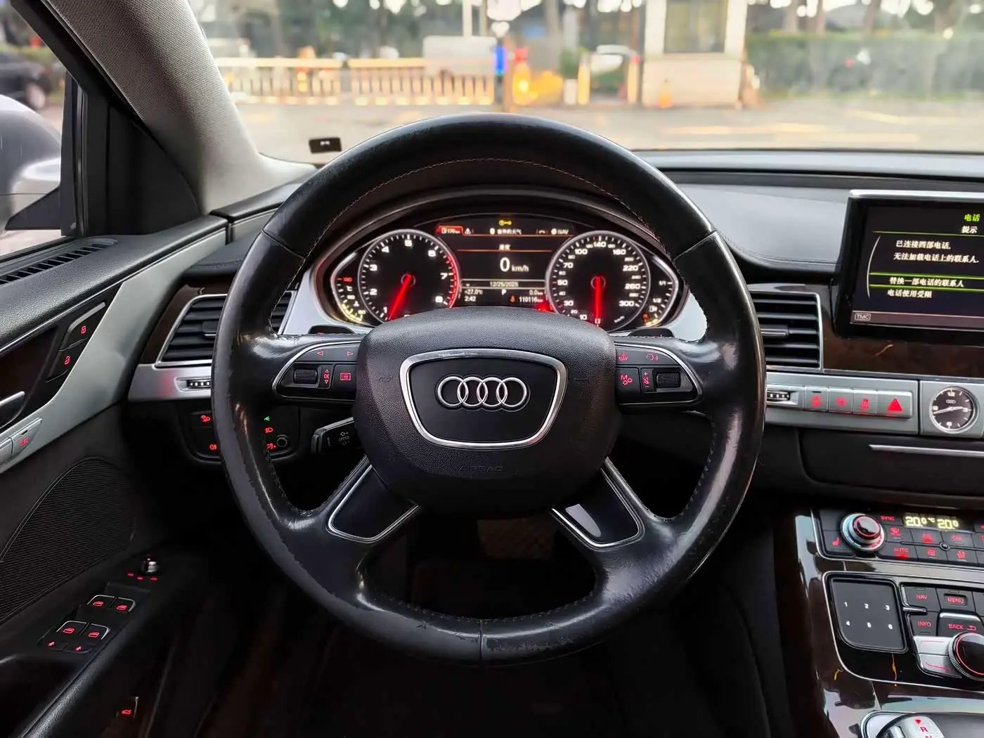 Audi A8 2015 — Фото 18/20