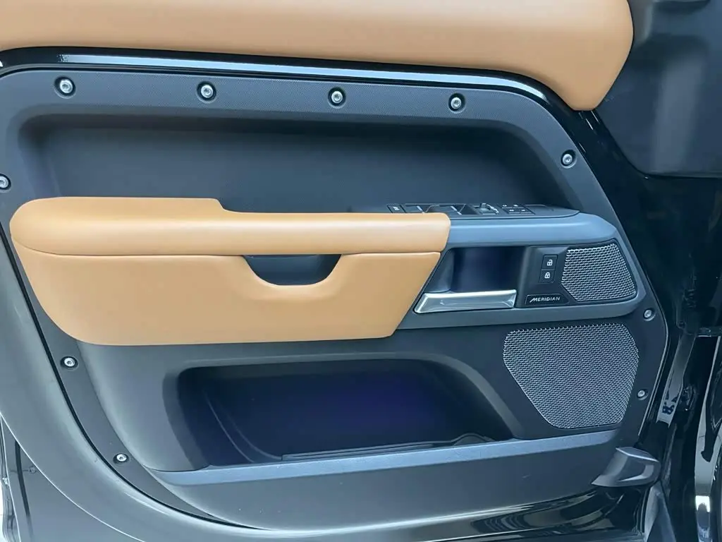 Land Rover Defender 2024 — Photo 5/20
