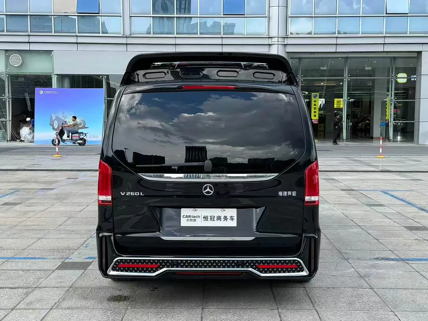 Mercedes-Benz V-Class 2023 — Фото 6/15