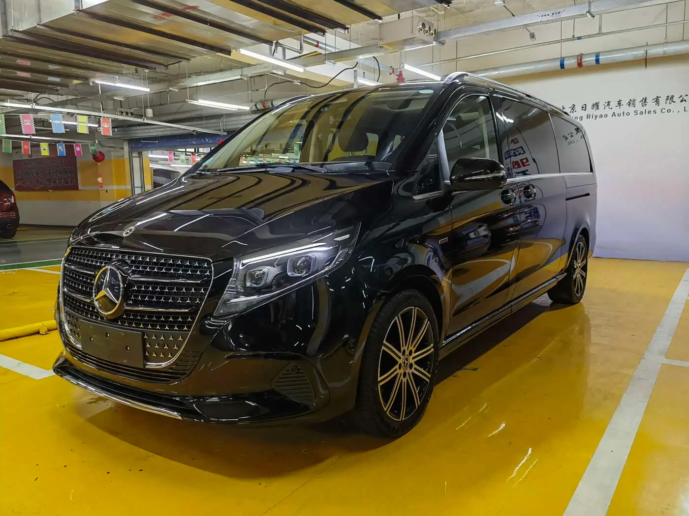 Mercedes-Benz V-Class 2025 — Photo 1/20