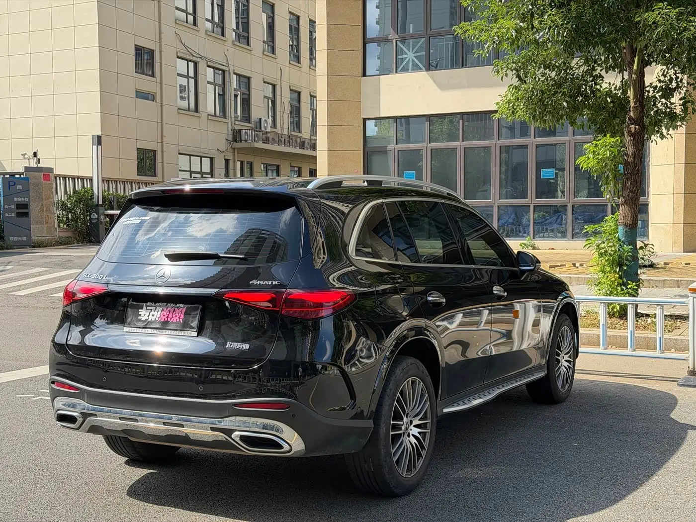 Mercedes-Benz GLC 2023 — Photo 8/12