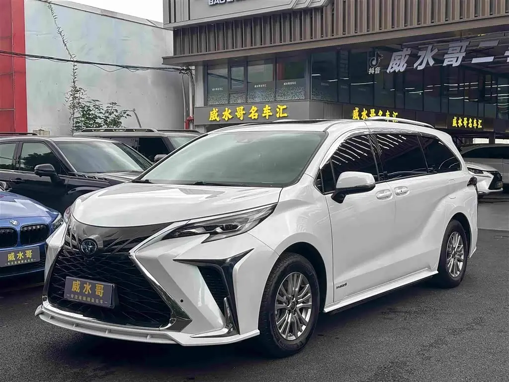Toyota Sienna 2022 — Photo 1/20
