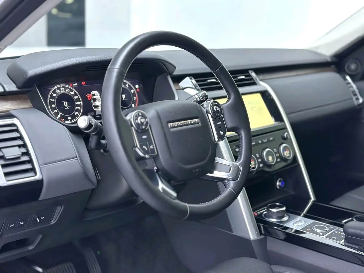 Land Rover Discovery 2018 — Photo 2/14
