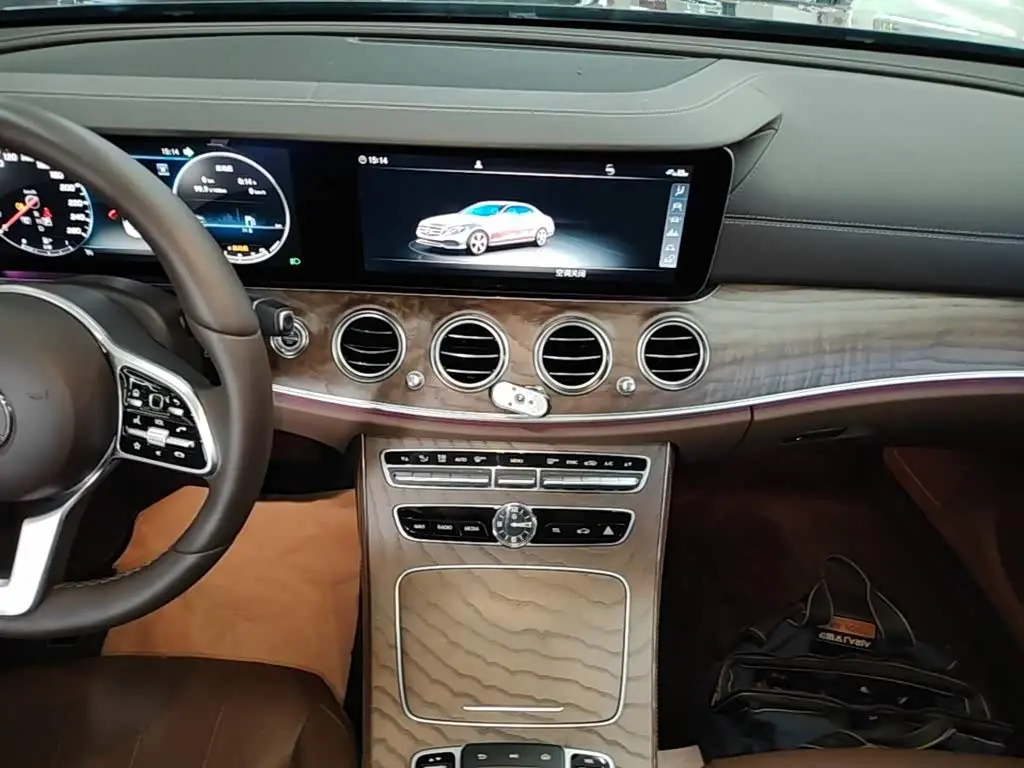 Mercedes-Benz E-Class 2019 — Photo 13/20