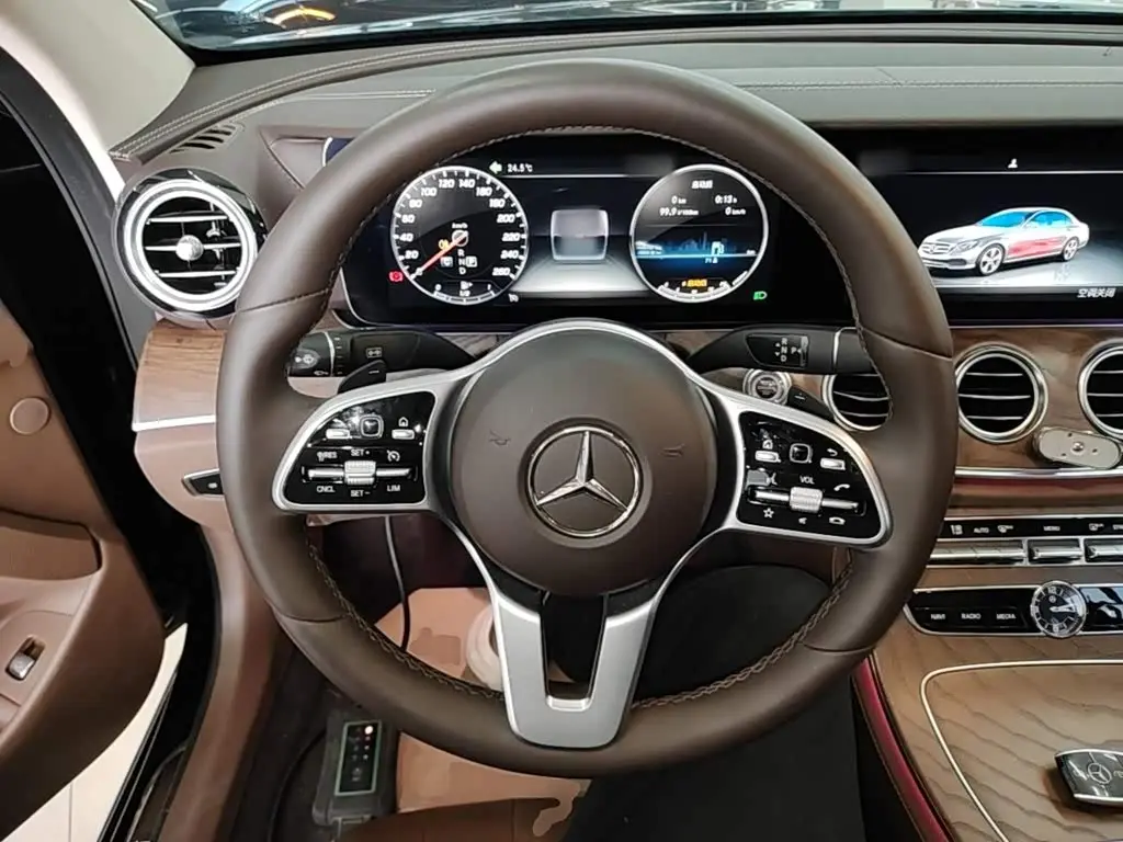 Mercedes-Benz E-Class 2019 — Photo 11/20