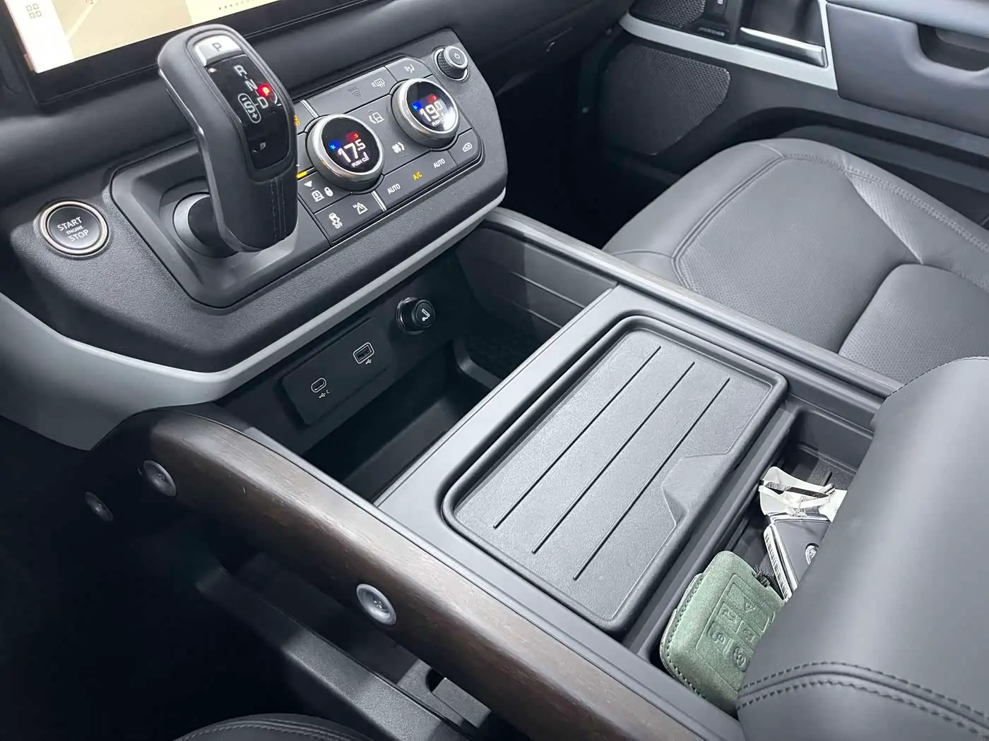 Land Rover Defender 2023 — Фото 15/20